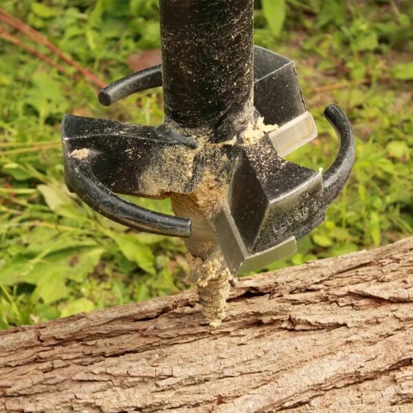 Tête raboteuse de bois pour mini pelle en action sur du bois